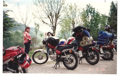 broto.jpg (193.09 KiB) Visto 3027 veces Esto fue por el año 1991......Laura con su Yamaha 250 Special