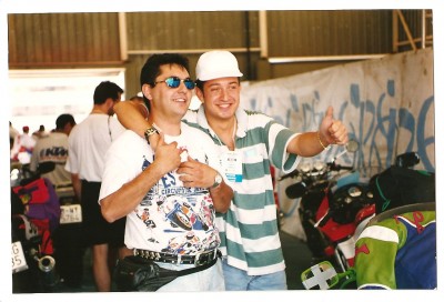 Antes de empezar la carrera RACC SERIE......yo y mi colega......estabamos en el box verificacion de las motos.................eramos mas jovenes....