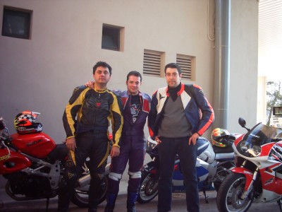 S.Moto (4).JPG (232.22 KiB) Visto 35020 veces Aqui con unos colegas con las rrrrrrrrrrrrrrrrr