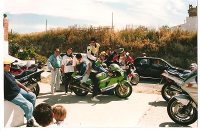 34.jpg (181.38 KiB) Visto 29372 veces Otra con mi antigua PEÑA PUNTUALES..............una moto bien aprovechada