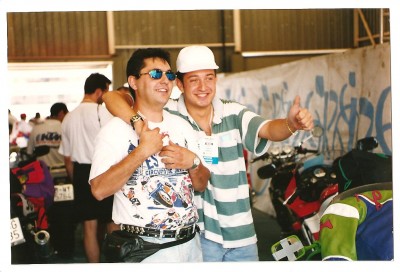 verificacciones de RACC SERIE.jpg (132.51 KiB) Visto 33213 veces Antes de empezar la carrera RACC SERIE......yo y mi colega......estabamos en el box verificacion de las motos.................eramos mas jovenes....