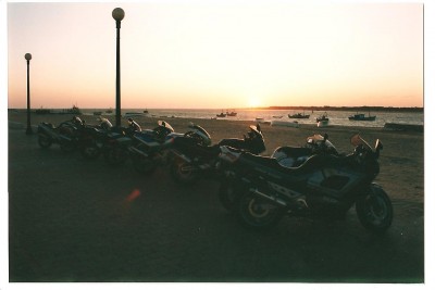 1 002.jpg (68.46 KiB) Visto 33209 veces Las motos en SAN LUCAR DE BARRAMEDA........EL ATARDECER........JEREZ 1994